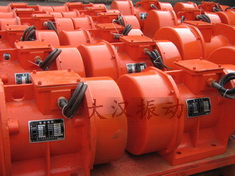 YZS振動(dòng)電機(jī)：加裝防護(hù)外殼，密封性強(qiáng)不易損壞。