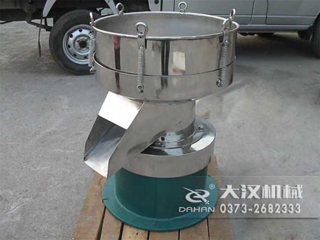 涂料振動篩由：框體，振動斗，出料口，振動電機底座等部件組成