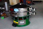 800型單層三次元振動篩，產(chǎn)量可達800kg/h。