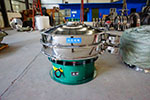 1200型三次元振動篩，產(chǎn)量可達2100kg/h。